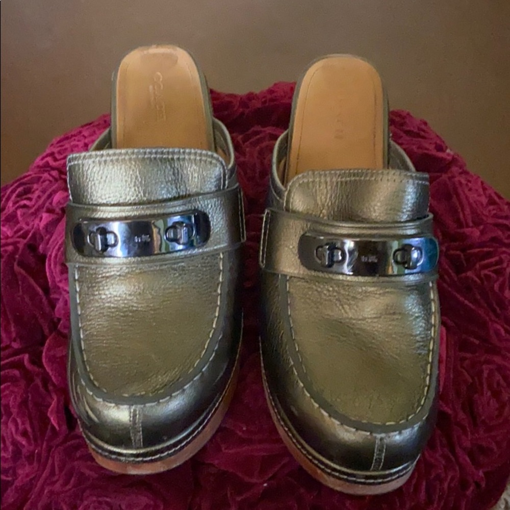 Couch platform clog